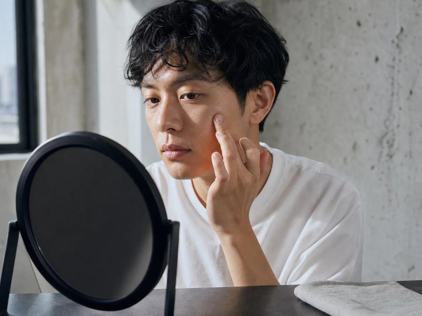 素肌感を残してベースを薄く塗る男性