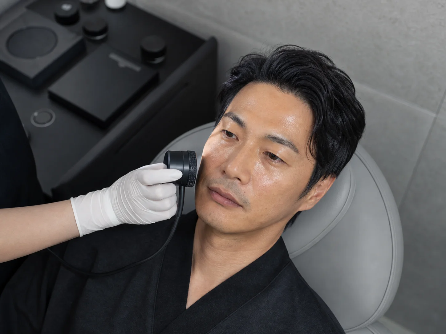 施術前に機器で肌状態を確認する様子