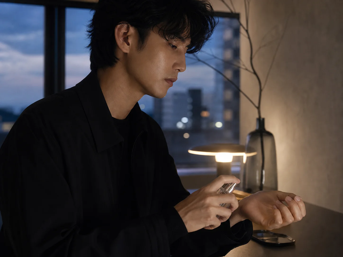 夕方の外出前に香りと肌を整える男性